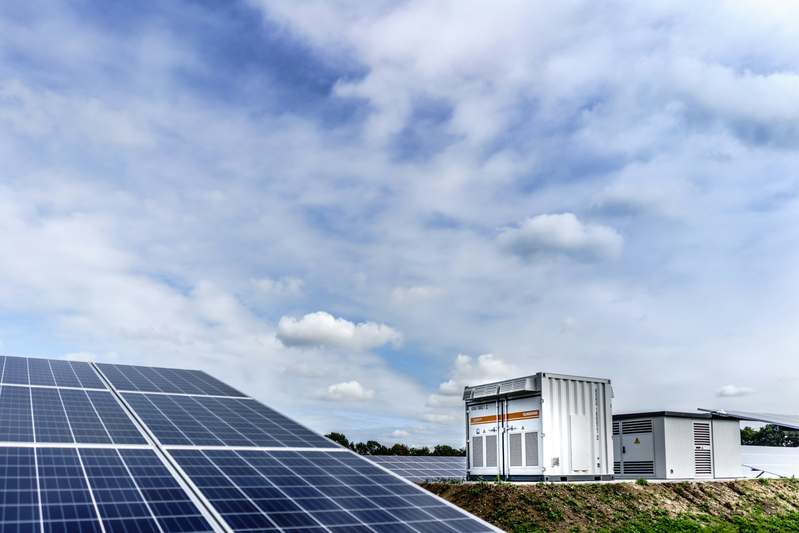 Detailed wiring diagram of a solar energy setup with MPPT controller